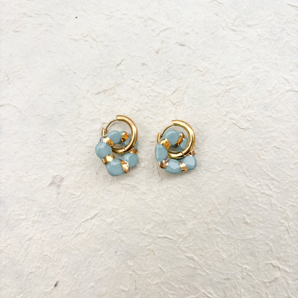 Boucles d’oreilles “Jasmine” – Porcelaine bleu canard dorée à l’or