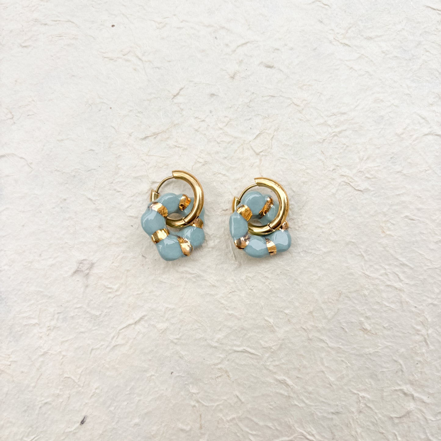 Boucles d’oreilles “Jasmine” – Porcelaine bleu canard dorée à l’or