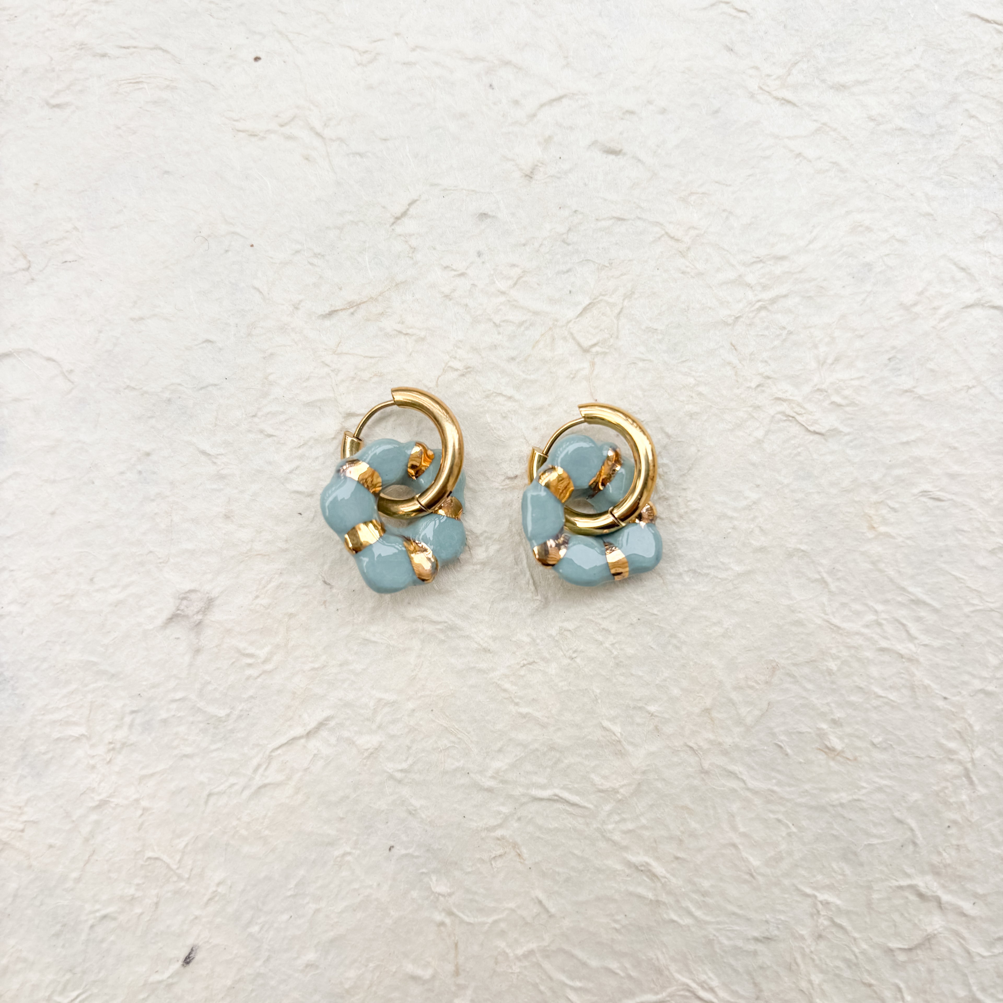 Boucles d’oreilles “Jasmine” – Porcelaine bleu canard dorée à l’or