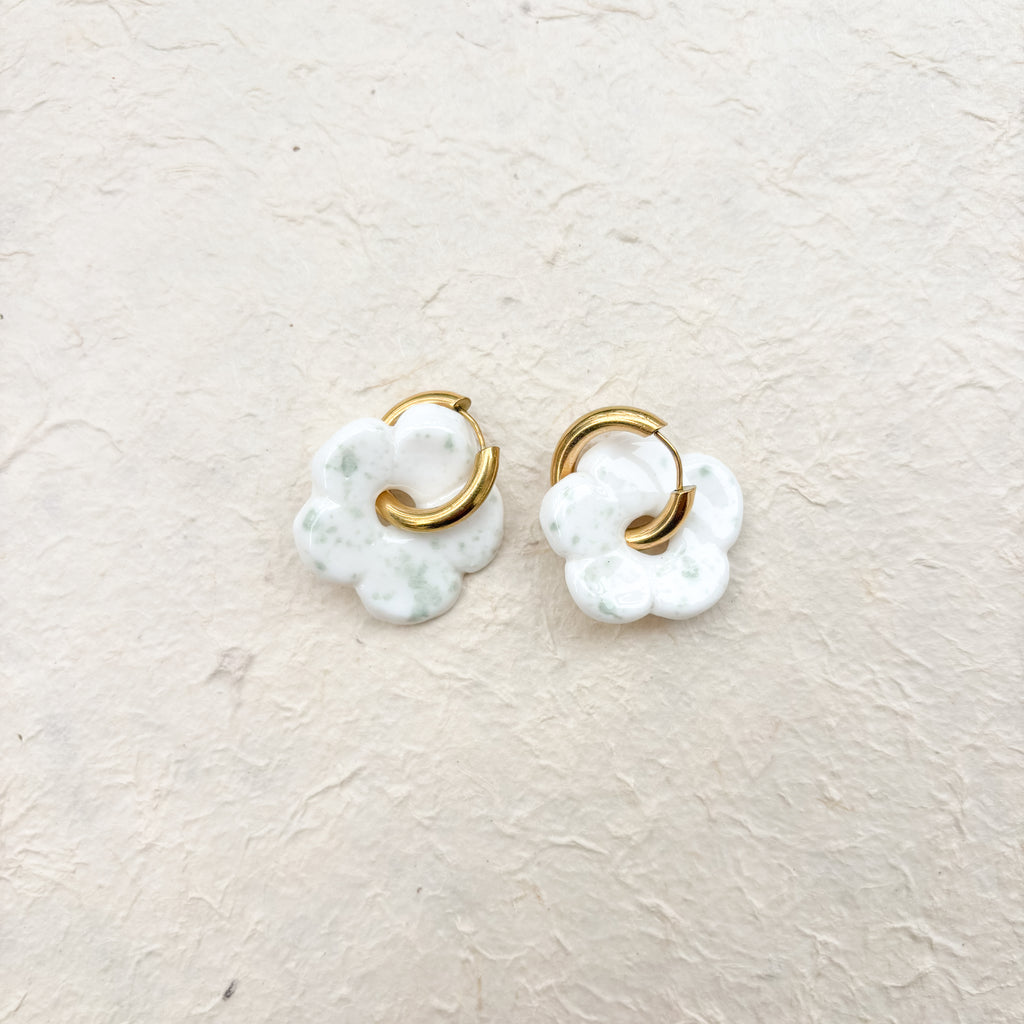 Boucles d’oreilles en porcelaine « Pensée » – Terrazo blanche et verte