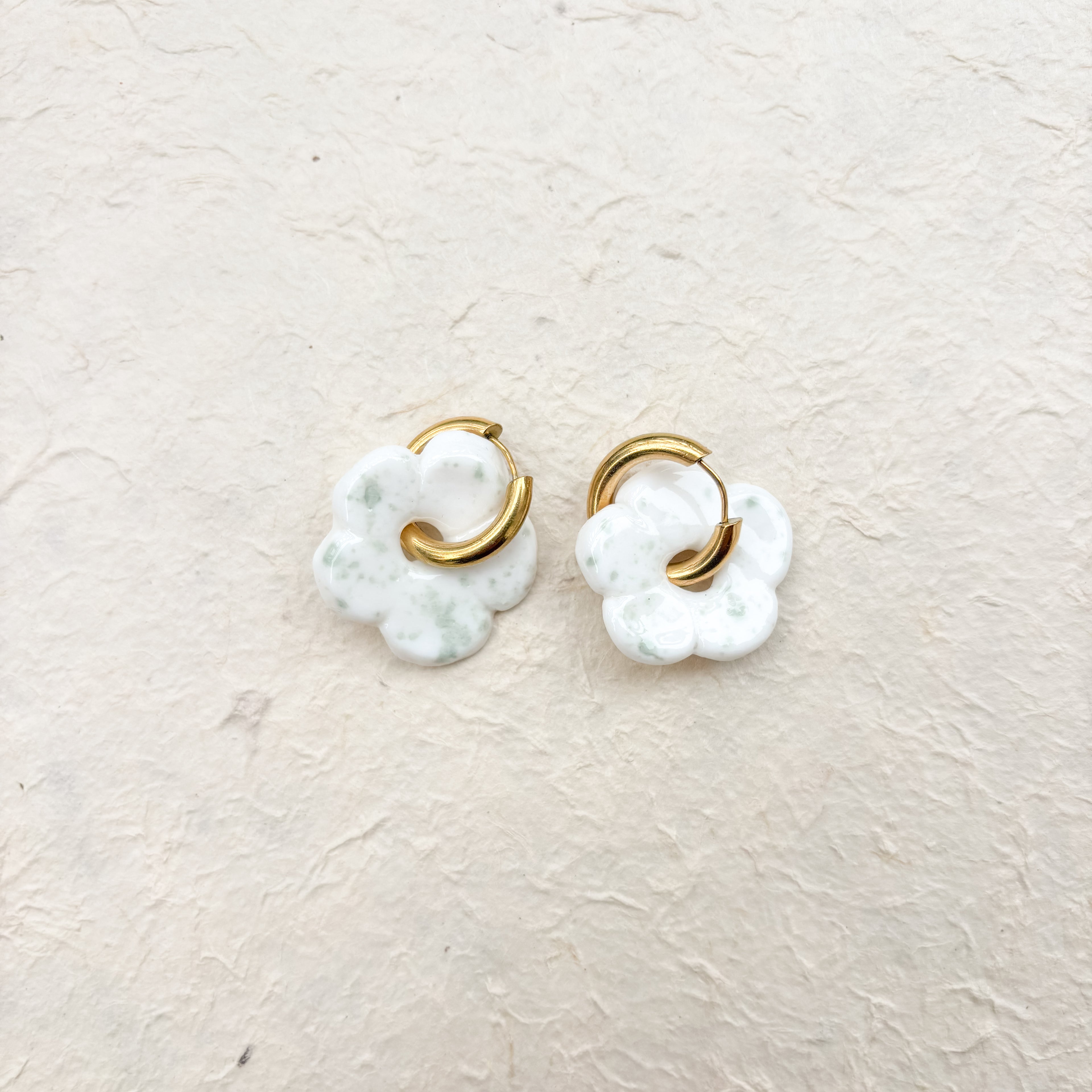 Boucles d’oreilles en porcelaine « Pensée » – Terrazo blanche et verte