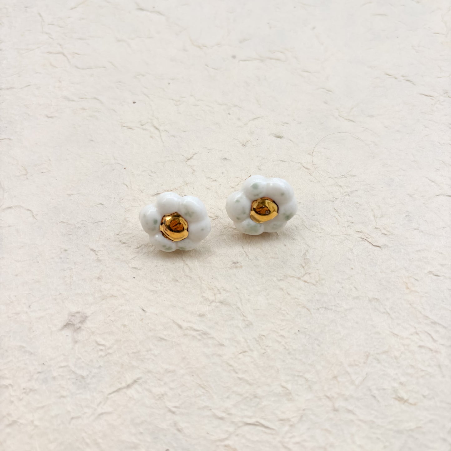 Puces d’oreilles en porcelaine rose  – Élégance minimaliste