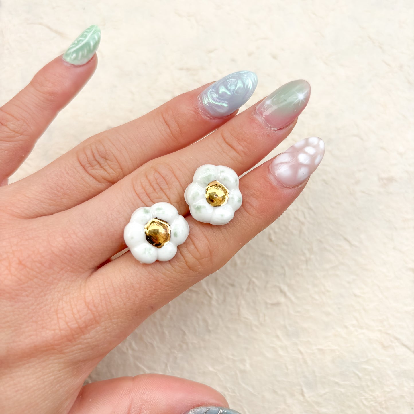 Puces d’oreilles en porcelaine rose  – Élégance minimaliste