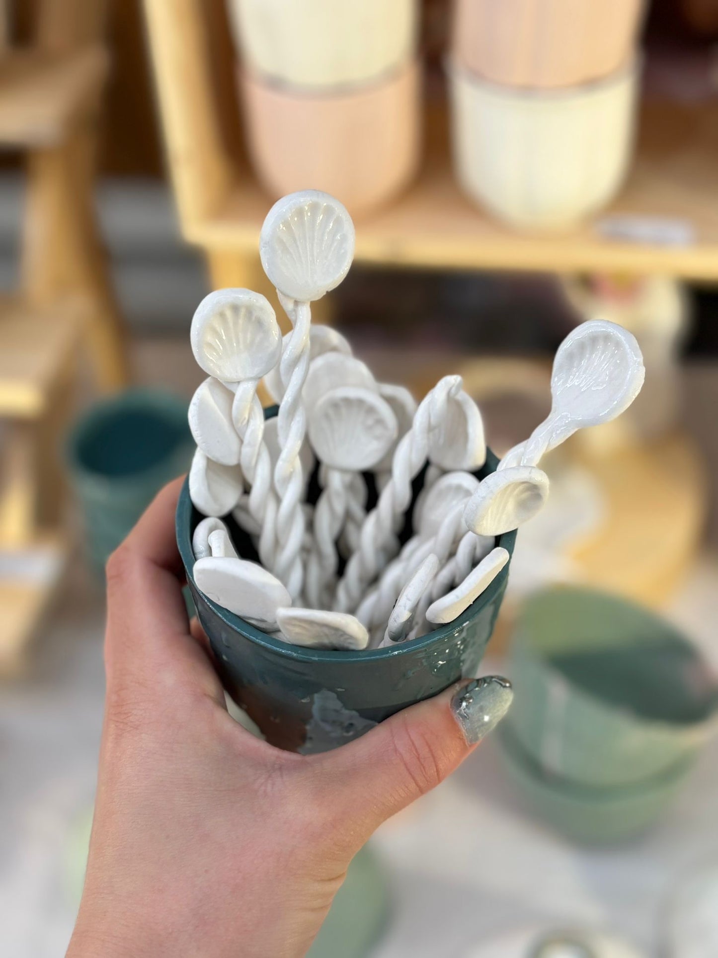 Cuillère en porcelaine – Manche torsadé & motif coquillage